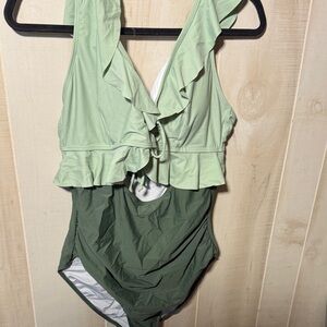 Cupshe Two-Tone Green Swimsuit with Ruffle